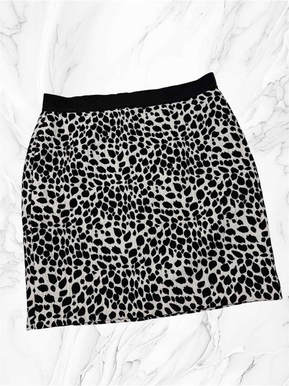 Ann Taylor Black and White Animal Print Mini Skirt sz 12 elastic waist
